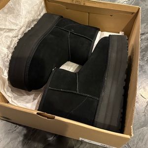 NEW. UGG Classic Mini Platform Boots Size 9